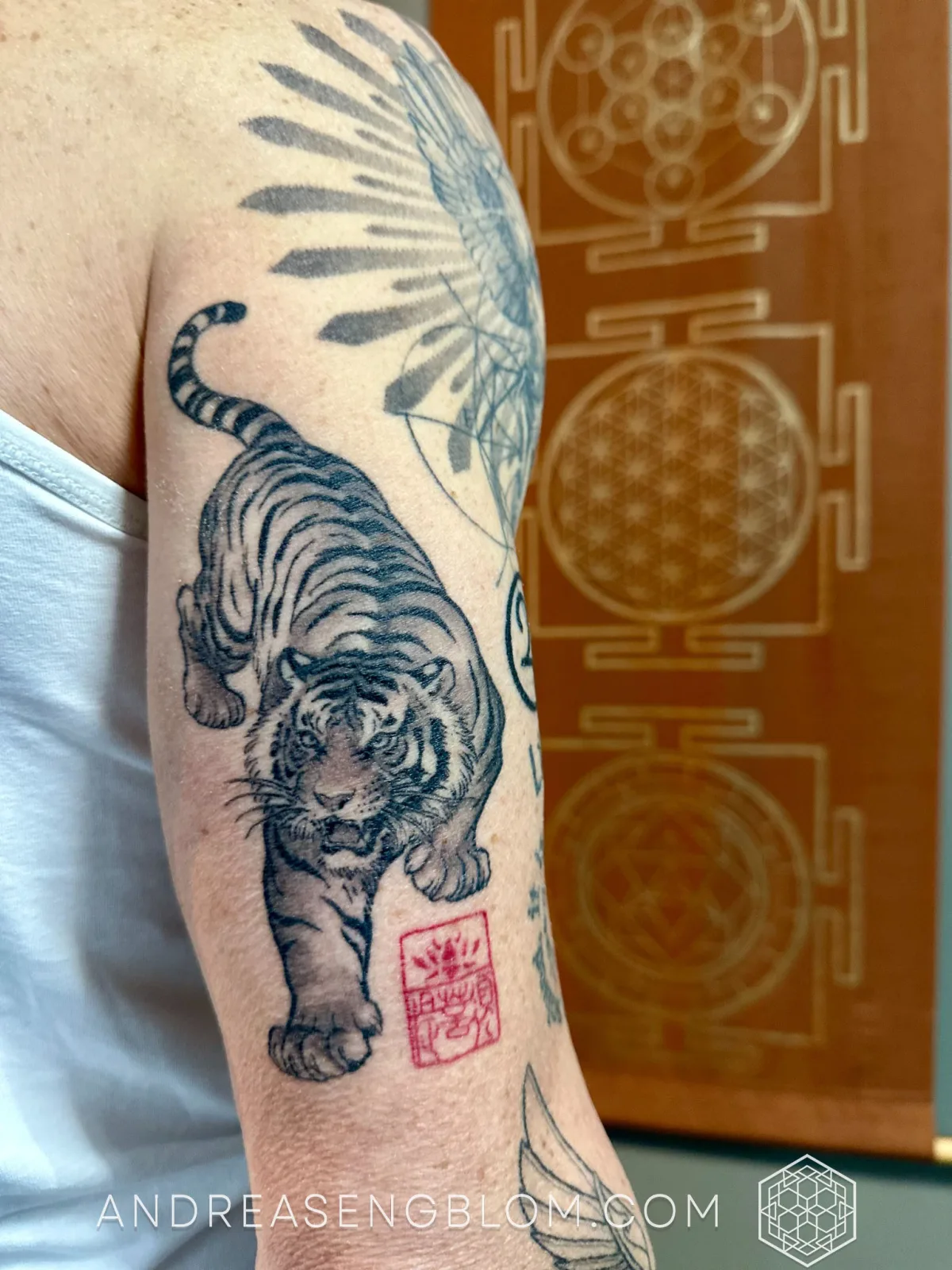 Figurativ realism tiger tatuering black and grey rött sigill