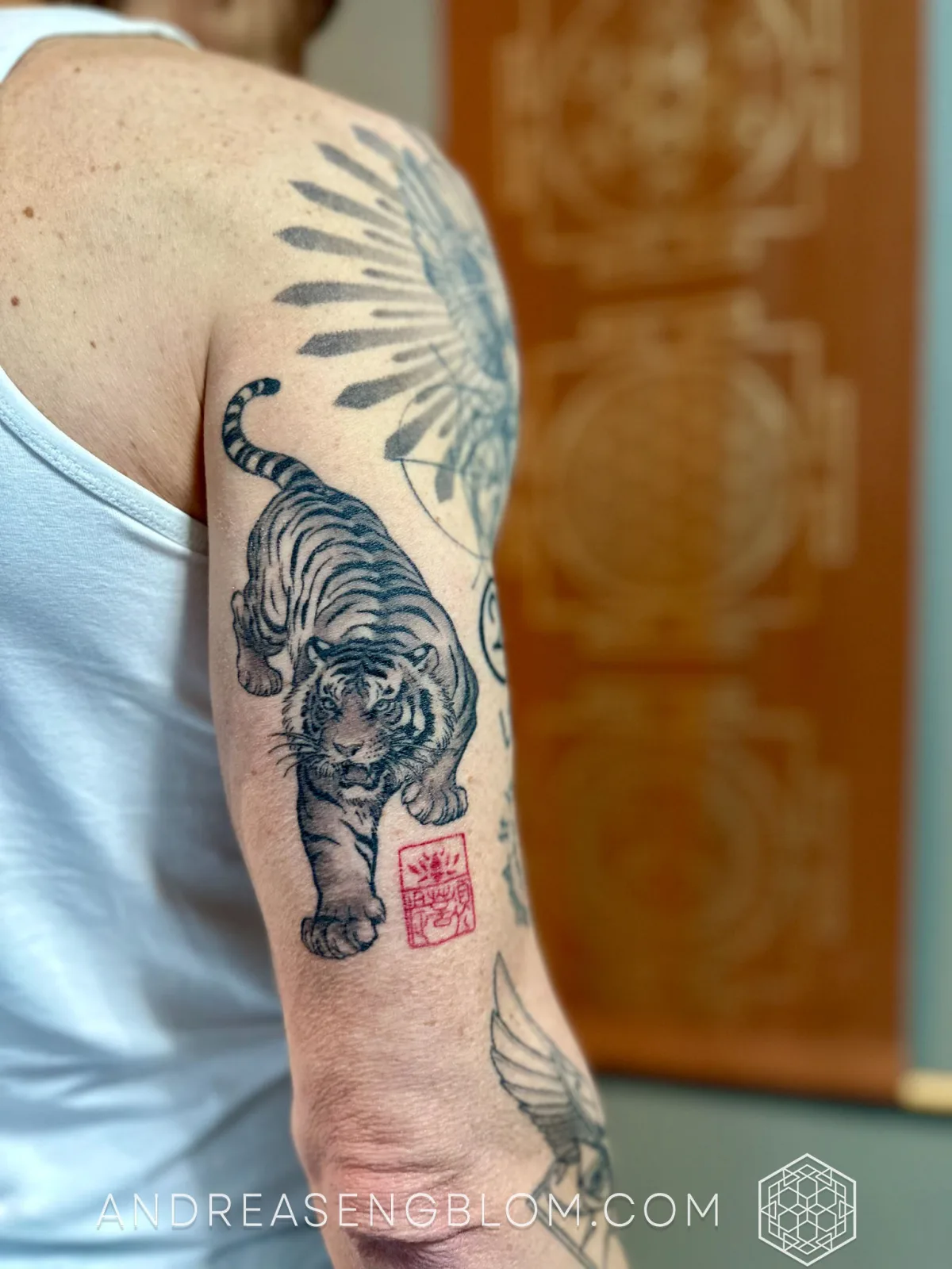 Figurativ realism tiger tatuering black and grey rött sigill - bild 3