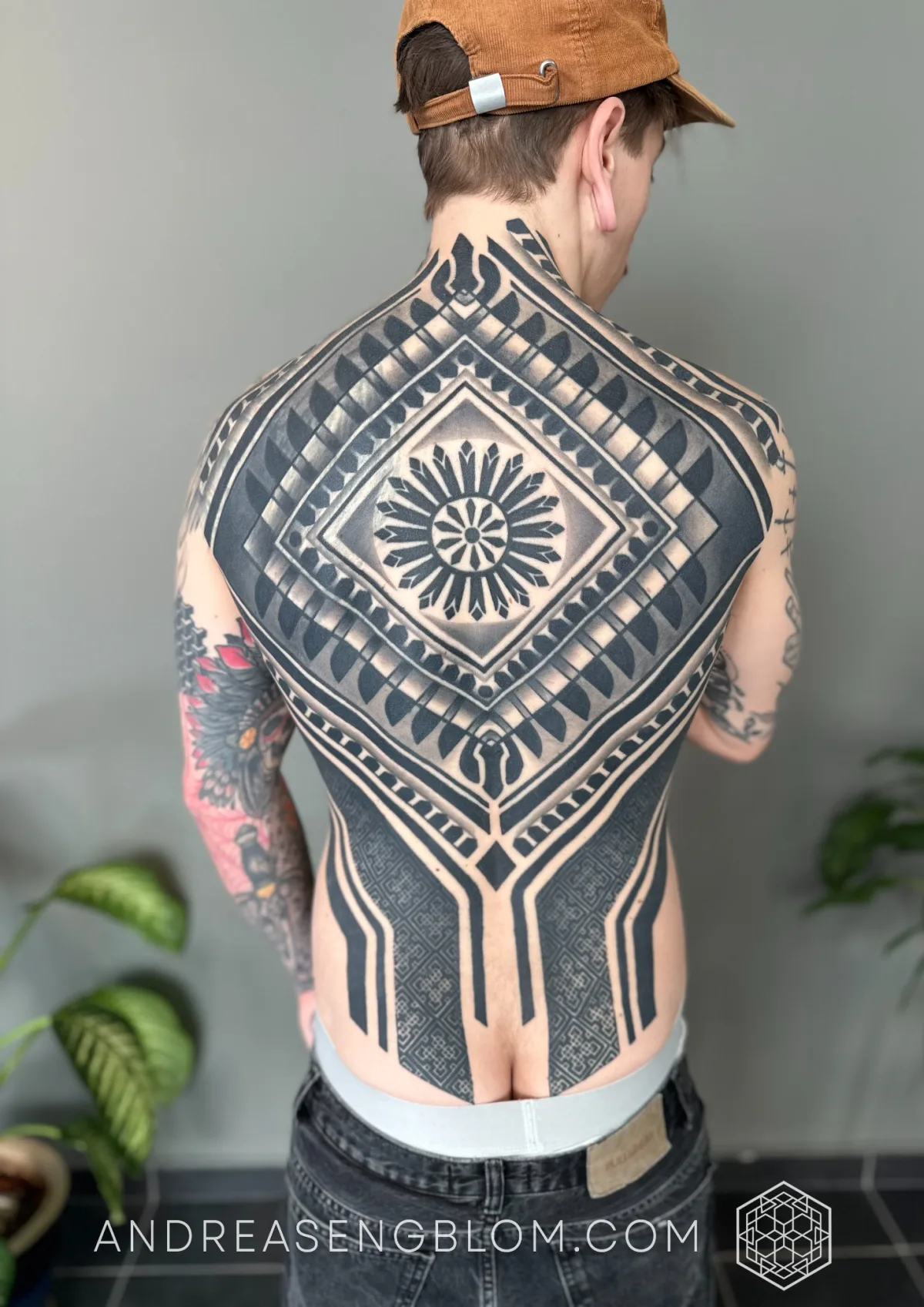 Geometrisk mandala blackwork ryggtavla - bild 12