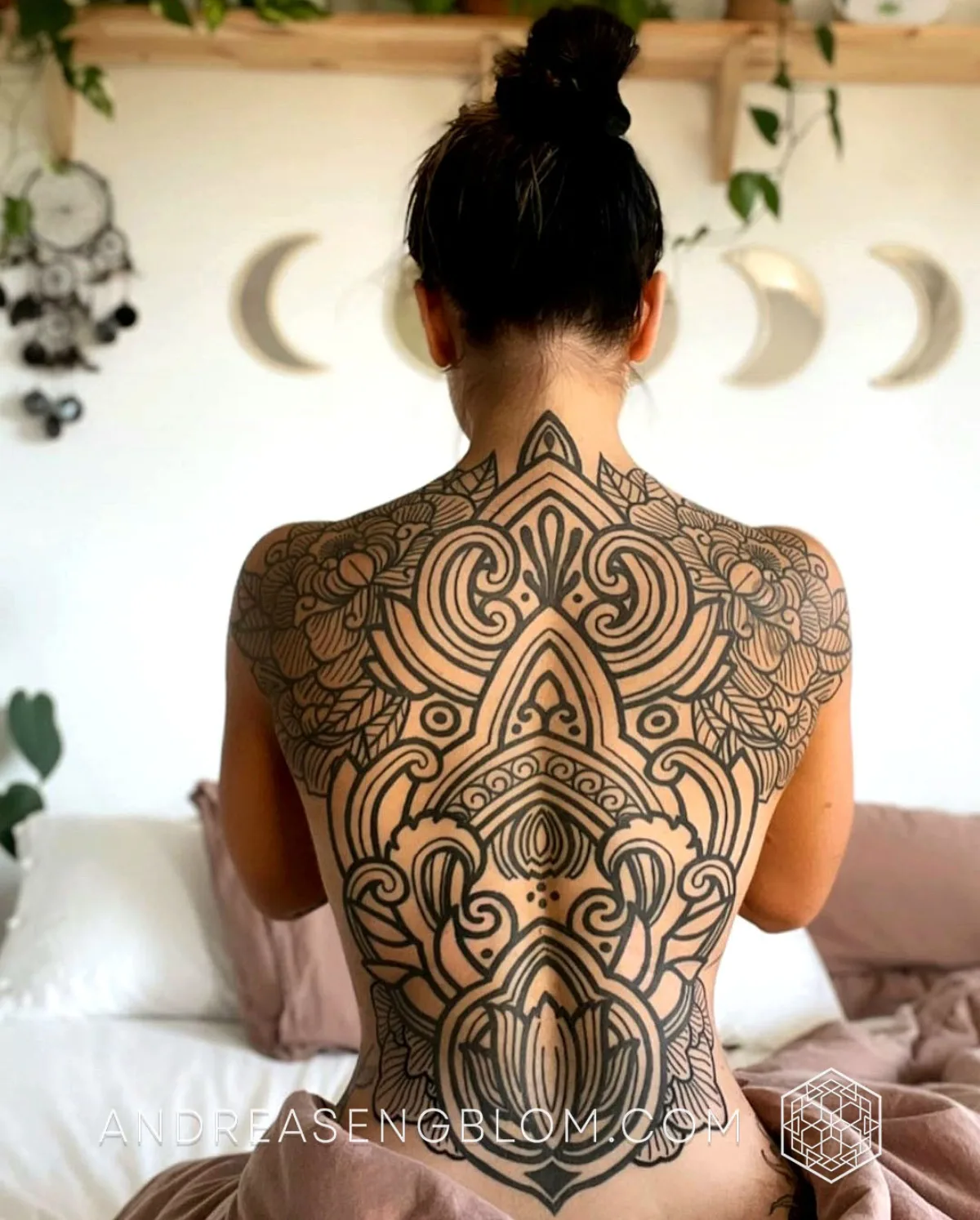 Ornamental Blackwork Rygg - Pioner