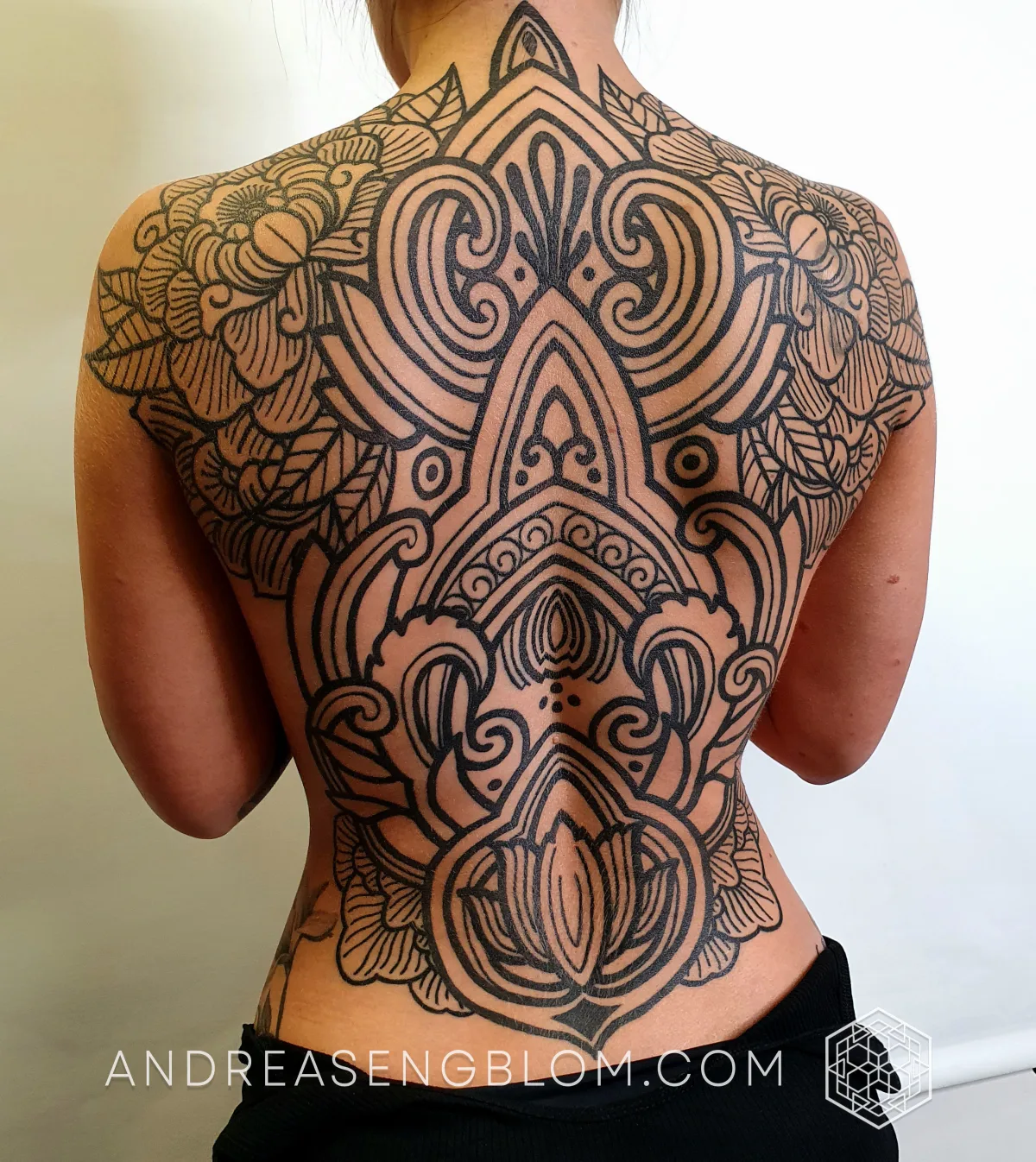 Ornamental Blackwork Rygg - Pioner - bild 3