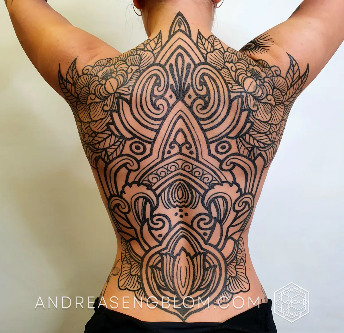 Ornamental Blackwork Rygg - Pioner - bild 4