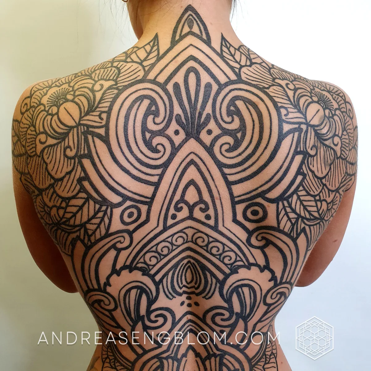 Ornamental Blackwork Rygg - Pioner - bild 5