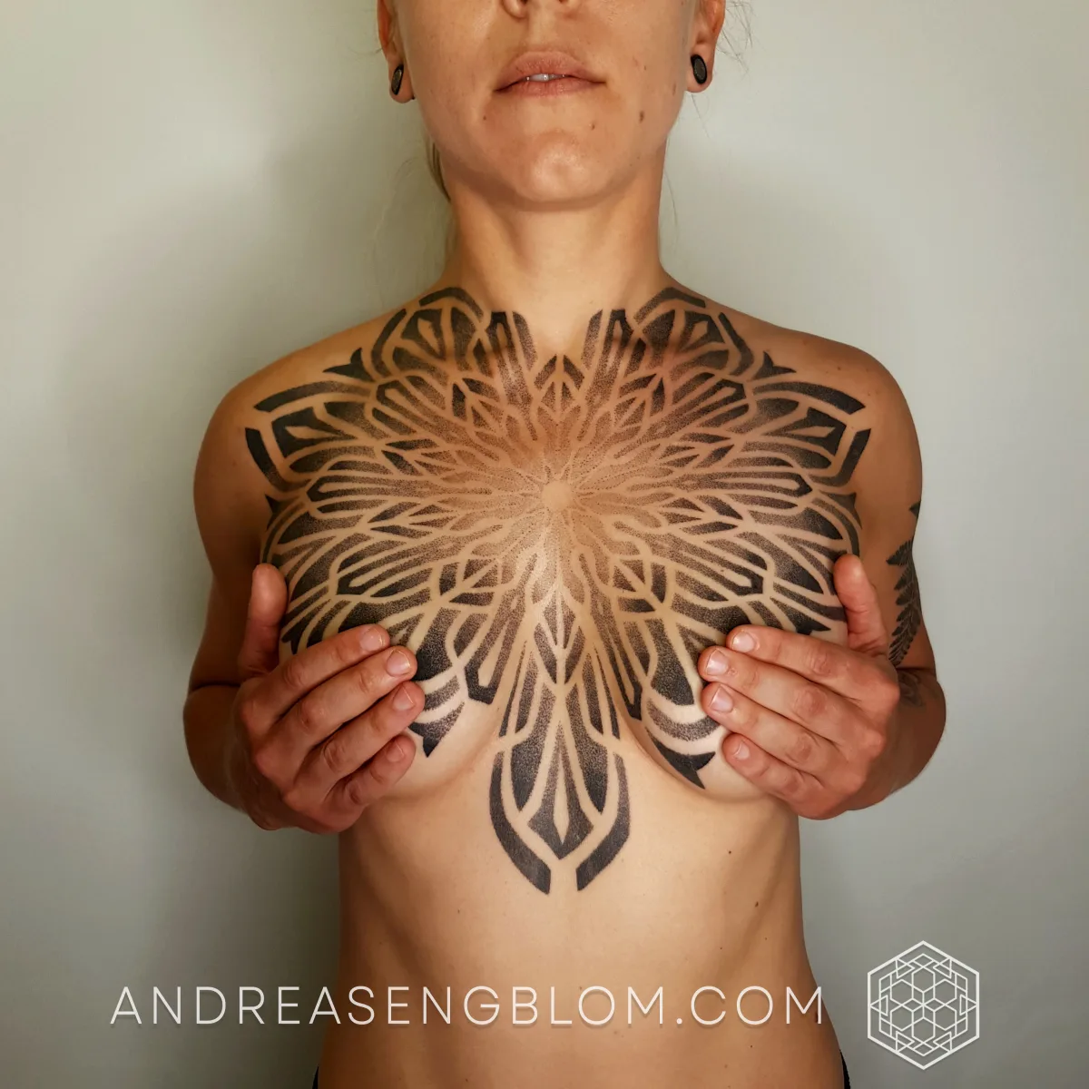 Stor Dotwork Mandala - Hela Bröstet - bild 1