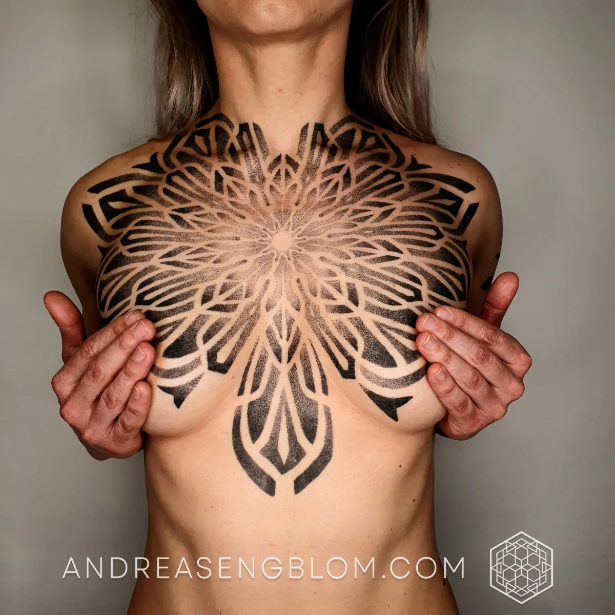 Stor Dotwork Mandala - Hela Bröstet - bild 2