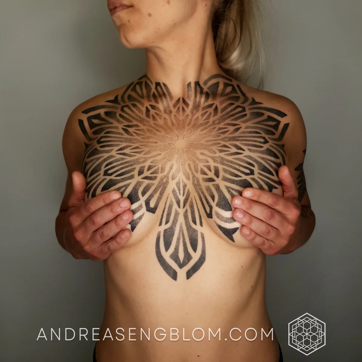 Stor Dotwork Mandala - Hela Bröstet - bild 3