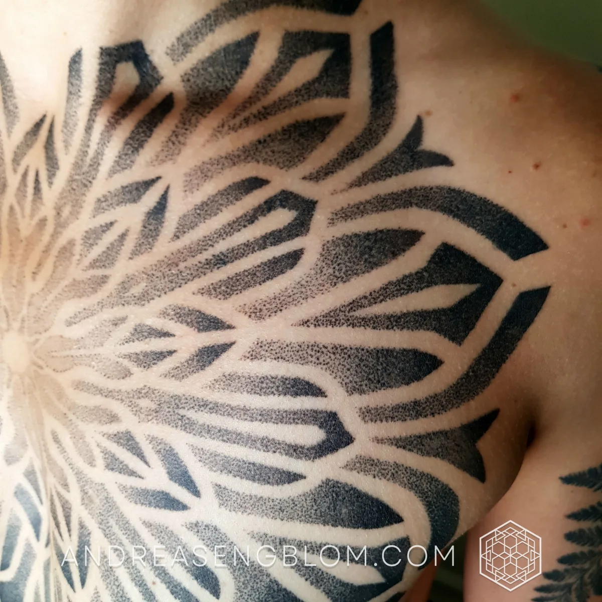 Stor Dotwork Mandala - Hela Bröstet - bild 4