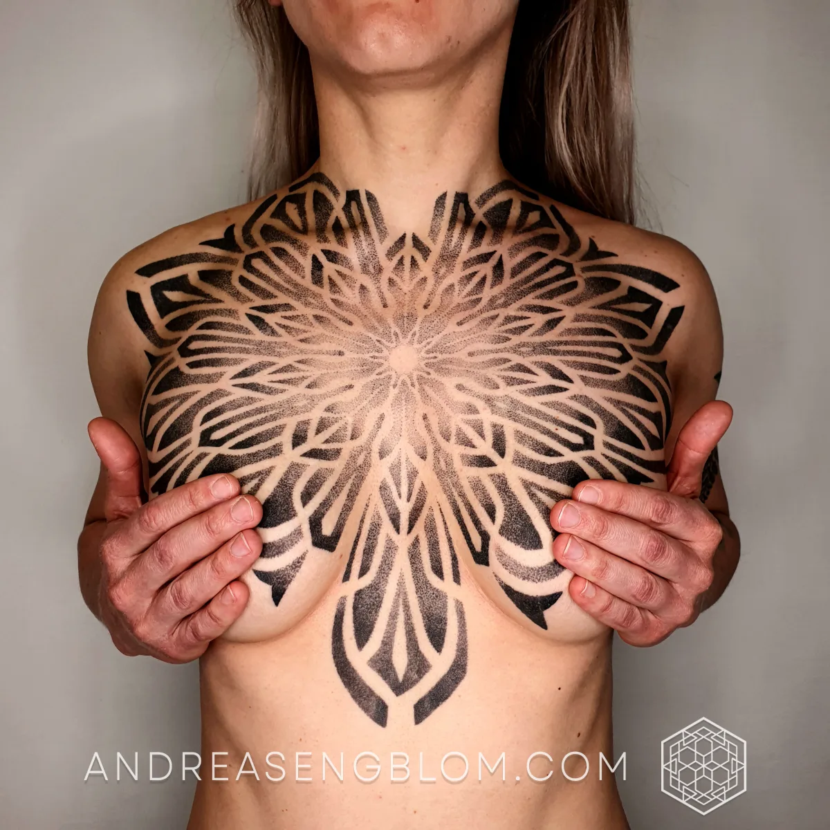 Stor Dotwork Mandala - Hela Bröstet
