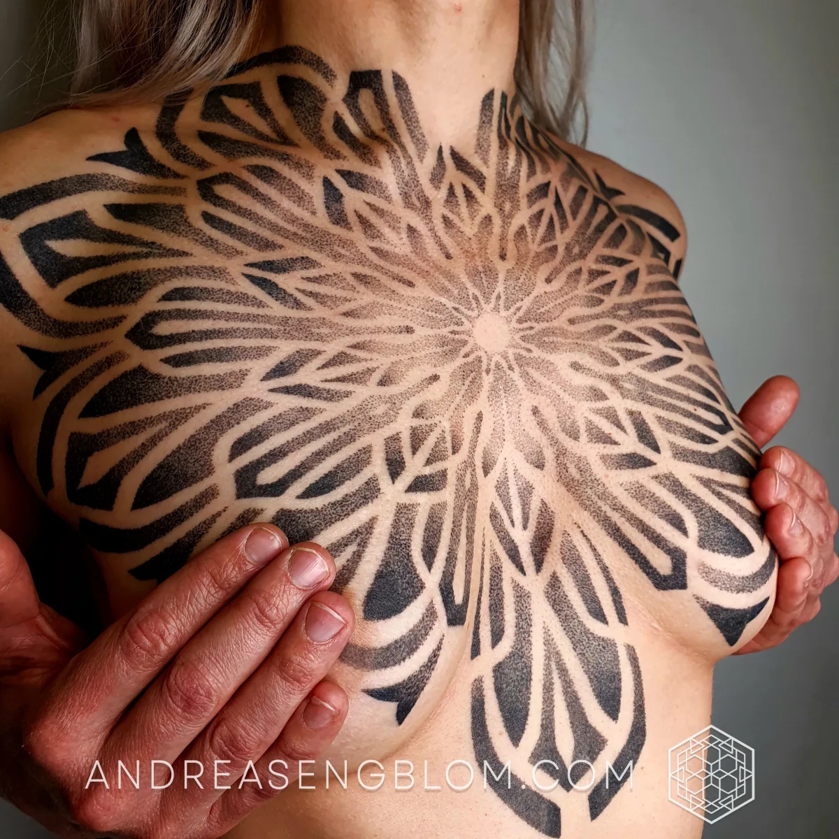 Stor Dotwork Mandala - Hela Bröstet - bild 7