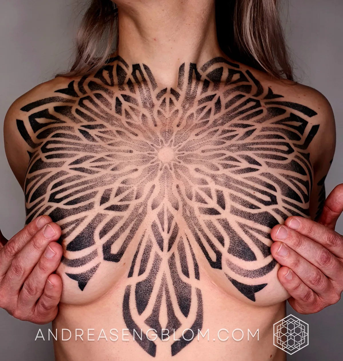 Stor Dotwork Mandala - Hela Bröstet - bild 8